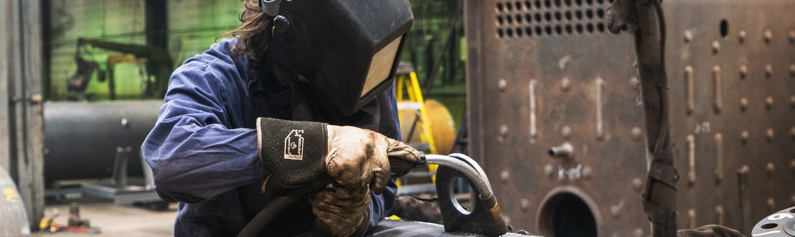 A picture of someone welding.