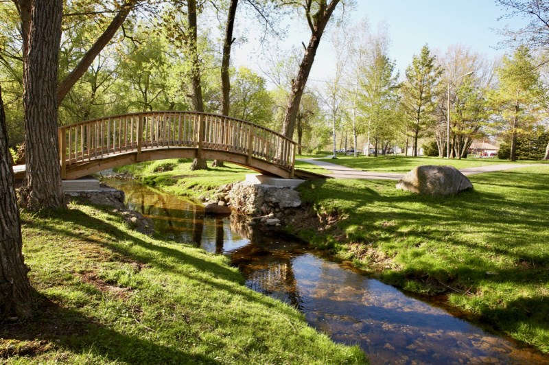 A picture of the bridge and river in the Brussels Conservation Area.